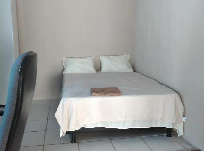Casa Das Flores Colorado - Aluguel De Quartos Com Camas De Casal - Banheiros Compartilhados Brasilia